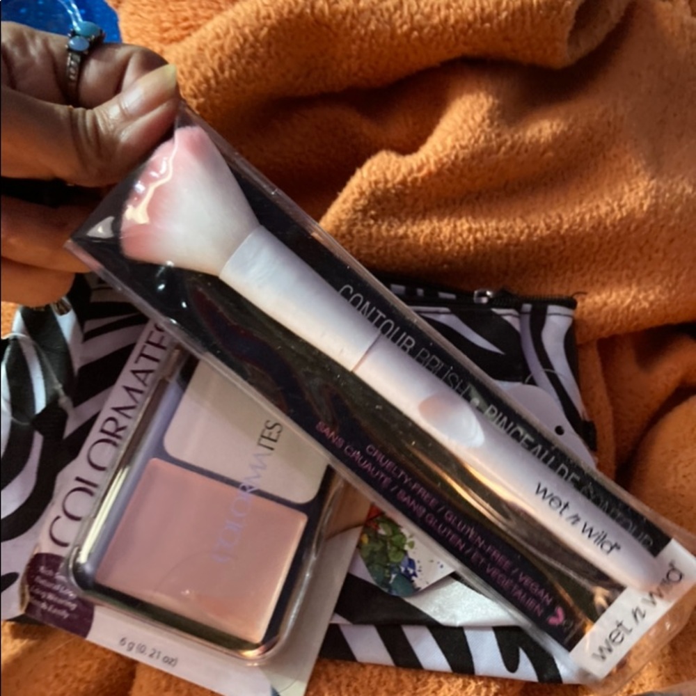 🎁gift with $25 Vintage purchase New Make up bundle